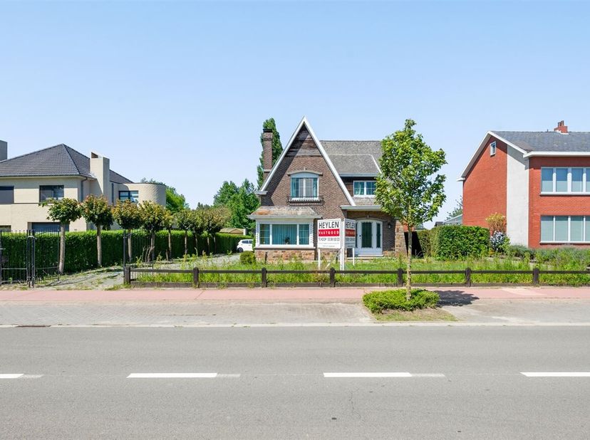 Deze charmante OB bevindt zich op een riant perceel (1900 m²) in het rustig gelegen Koningshooikt vlakbij Lier. Gelegen in het groen maar toch vlot be