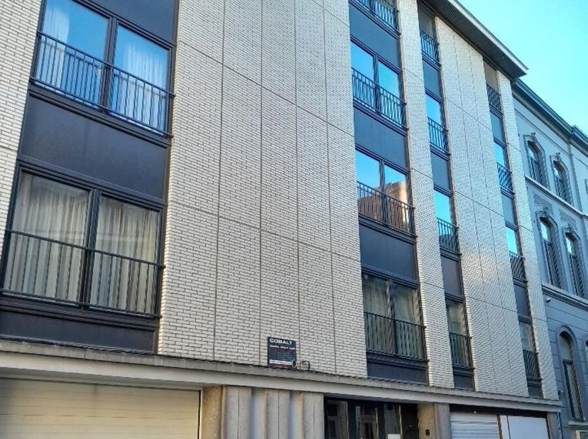 Rue Antoine Clesse 22 à 7000 Mons. Centre-Ville, à deux pas de la Grand&#039;Place, très bel appartement de 100m² situé au 4ème étage de la Résidence &quot;Damo