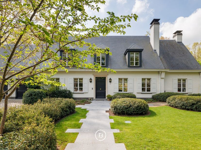 Deze villa uit 1978 werd doorheen de jaren met oog voor kwaliteit gerenoveerd. De woning bevind zich op een domein van 3.786 m². Met een bewoonbare op