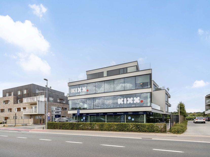 Bureau luxueusement meublé (566 m²) à louer au rez-de-chaussée de l&#039;élégante résidence Omer&#039;s Garden située sur l&#039;autoroute à Loppem, entre le centre