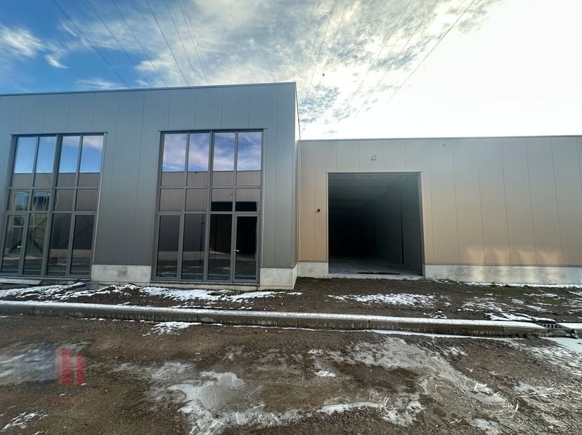 Nieuwbouw KMO-unit van 237 m² en 2 privatieve parkeerplaatsen te koop in Wevelgem.&lt;br /&gt;
&lt;br /&gt;
De geïsoleerde casco magazijnruimte is opgebouwd uit e