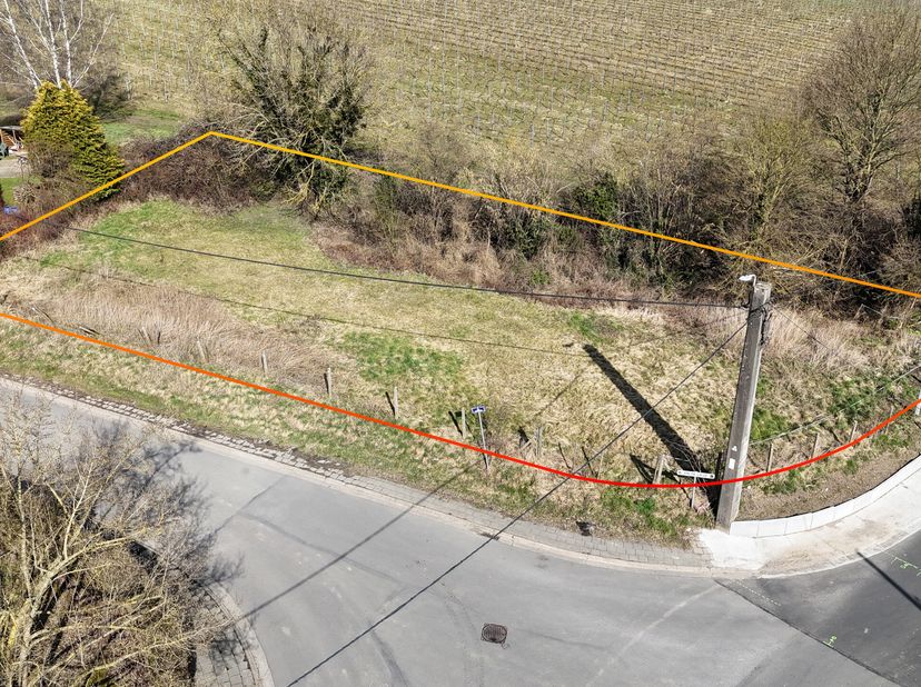 Nigel IMMO vous propose en exclusivité ce splendide terrain plat de 1.053 m², idéalement situé dans la paisible commune d&#039;Oupeye (Heure-le-romain). Ni
