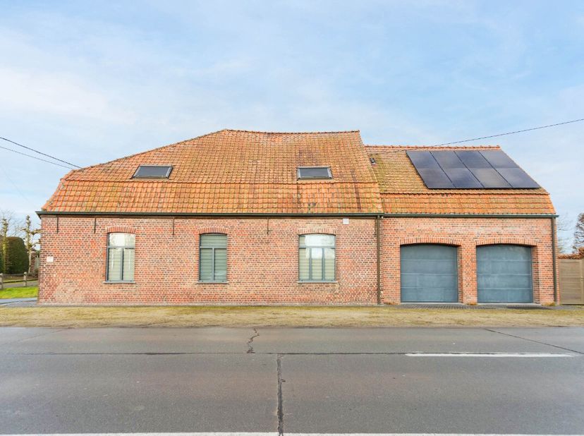 Hulste: Instapklare woning met zonnepanelen en thuisbatterijIndeling: Bij binnenkomst in de inkomhal met gastentoilet word je verwelkomd door een ruim