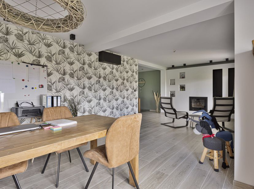 Deze gerenoveerde woning met 3 slaapkamers vind je aan de Breeërsteenweg, vlakbij het centrum van Kinrooi. De gezellige woning bevindt zich op een per