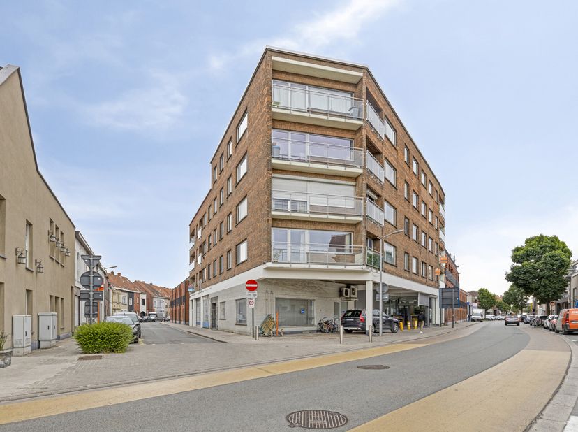 Gezellig appartement gelegen op de 3de verdieping en bestaande uit hal, living, geïnstalleerde keuken met plaats voor wasmachine en droogkast. Er zijn