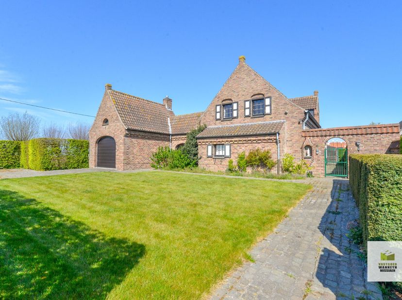 Deze statige villa is gelegen in het rustige Wingene, omgeven door een mooie tuin en een ruim terras met vergezichten over de velden. De woning staat