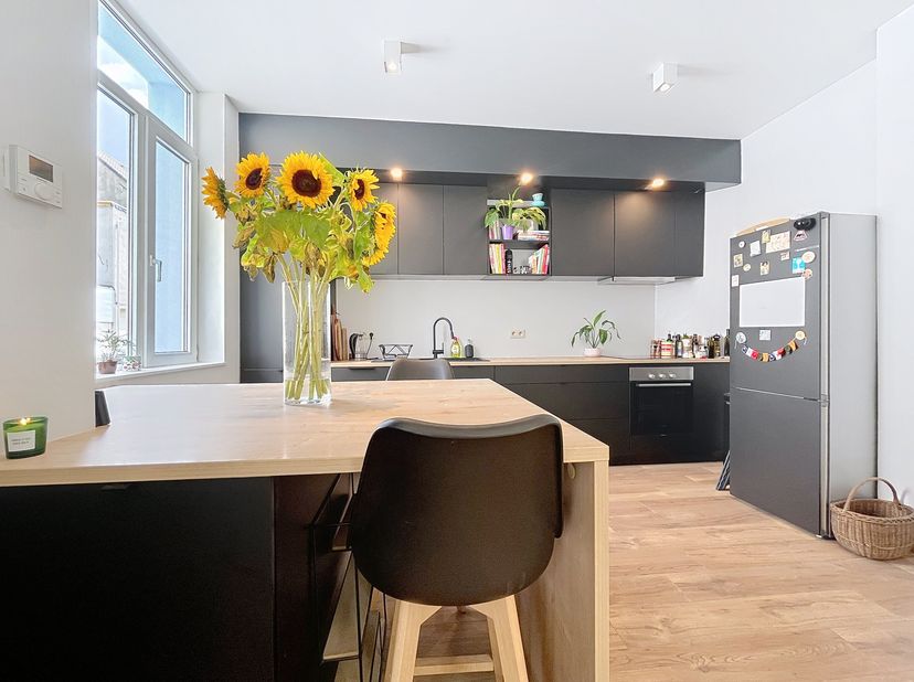 Vous recherchez une maison confortable et lumineuse au cur de Gand? Cette charmante maison située dans la paisible IJskelderstraat allie confort, cara