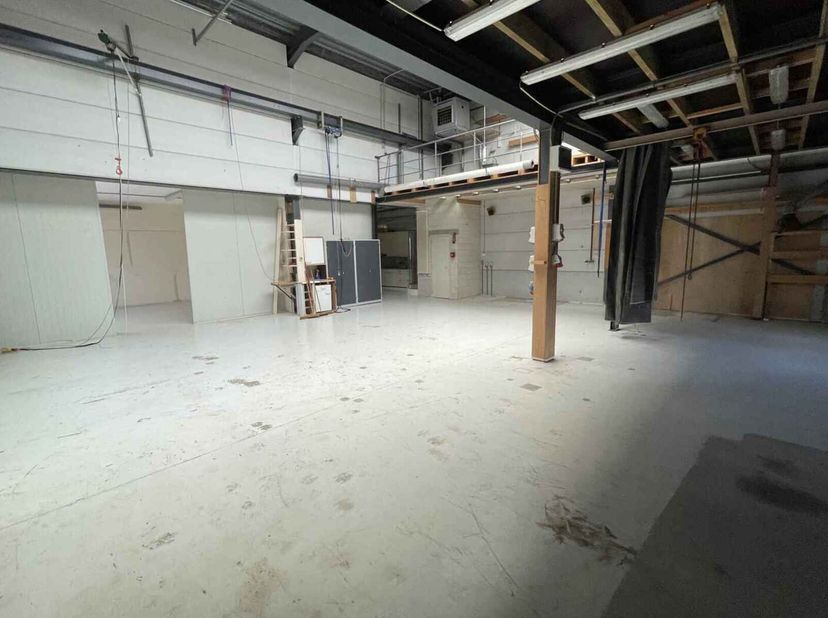Kantoor 190 m²Magazijn 350 m²Parkeerplaatsen (stuks) 10 Voorwaarden- Overeenkomst 3/6/9- Mogelijkheid 1 jaar = +10%- 6 Maanden opzeg- 6 Maanden waarbo