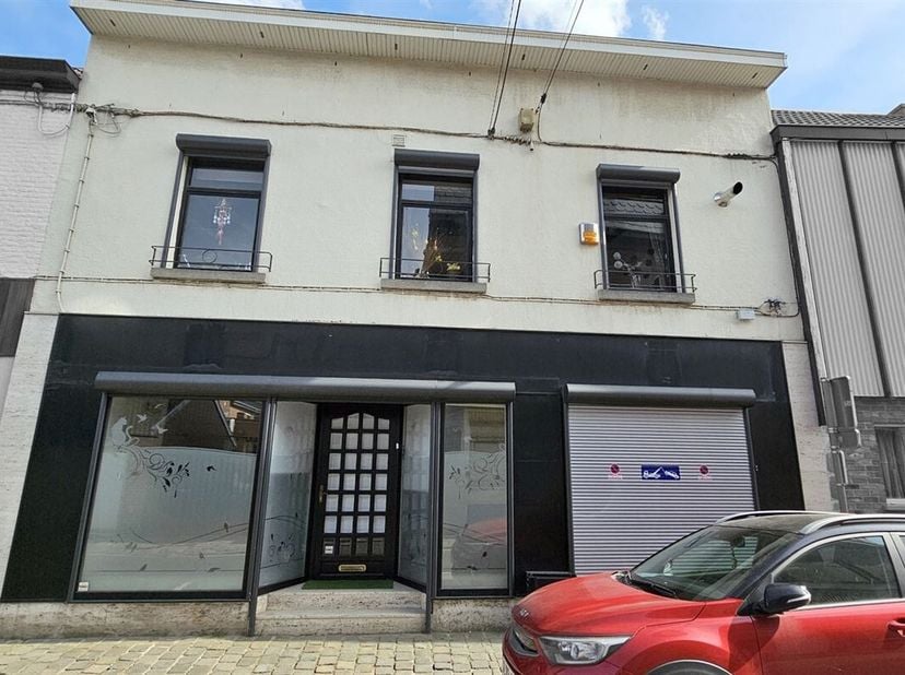 Prix: Offre à partir de 199.000 euros, frais d&#039;agence non inclus et à charge de l&#039;acquéreur. &lt;br /&gt;
Belle maison est vendue avec ses meubles sur mesur