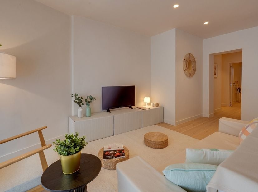 Prêt à emménager, économe en énergie et idéalement situé au cur de Courtrai, cet appartement au rez-de-chaussée de 102 m², élégamment rénové, offre un