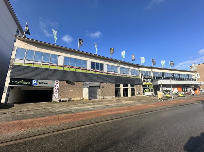 Commercieel handelspand te huur gelegen op de site met Colruyt en Fitality.Het pand wordt casco opgeleverd en geniet van parkeermogelijkheden voor de