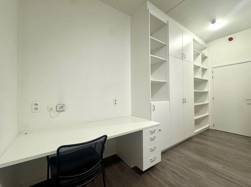 Instapklare studentenkamer met eigen badkamer in hartje Kortrijk!&lt;br /&gt;
&lt;br /&gt;
Deze studio is enkel geschikt voor voltijdse studenten.&lt;br /&gt;
&lt;br /&gt;
Un