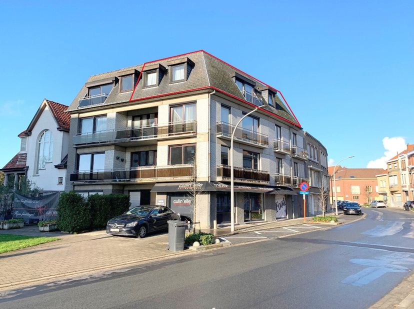 Dit appartement bevindt zich aan de rand van Kortrijk met een vlotte verbinding richting het centrum en invalswegen! Het appartement is gelegen op de