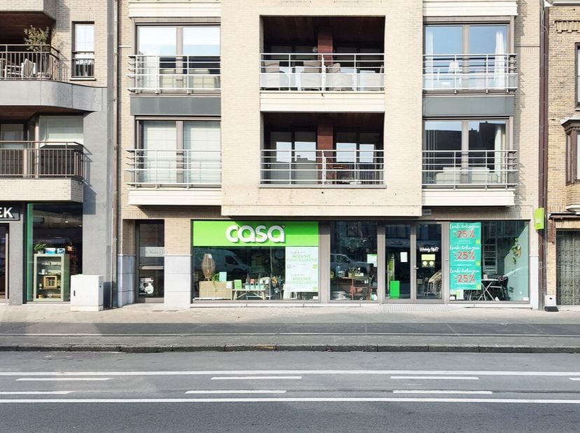 Ce spacieux espace commercial à louer est situé dans un emplacement privilégié dans la Stationsstraat à Eeklo, près du Markt. Grâce à la large façade