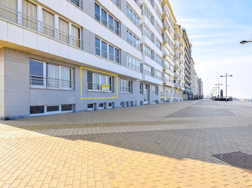 Wakker worden met de zeebries en genieten van het strand voor de deur? Dit ruime appartement op de zeedijk van Middelkerke combineert een topligging m