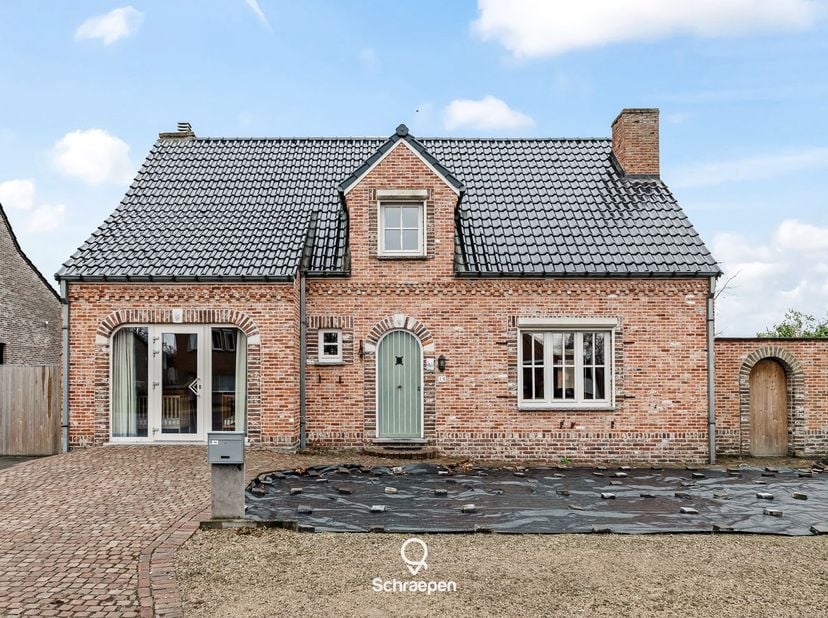 We vinden deze ruime gezinswoning met 3 slpks en een praktijk- of kantoorruimte terug op een perceel van circa 6 are te Zonhoven. Voor meer informatie