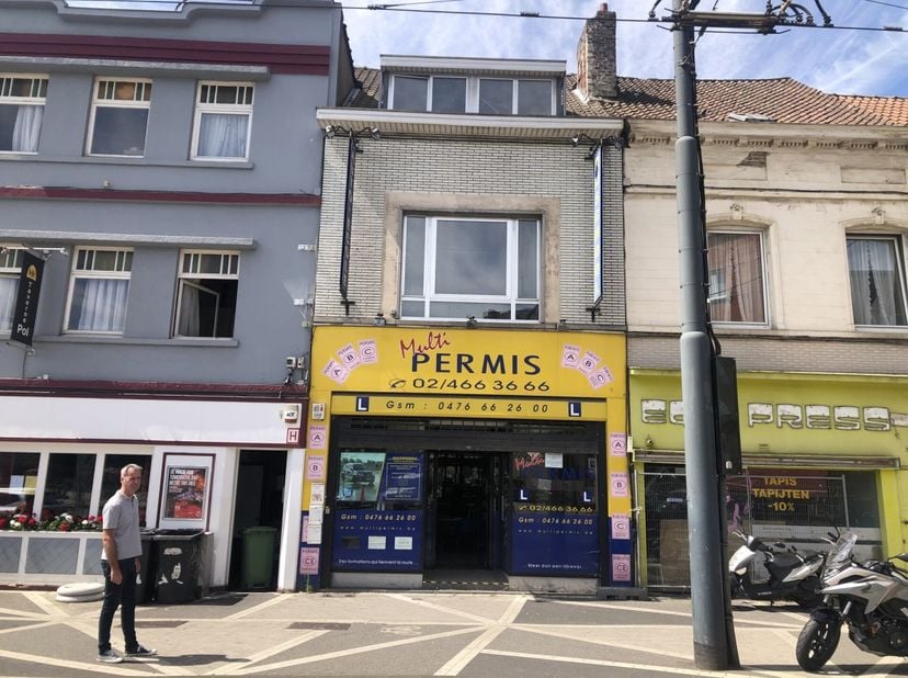 Situé à proximité de la Place Dr. Schweitzer, dans un quartier à dominance commerciale, en plein sur la chaussée de Gand, nous vous proposons cet imme