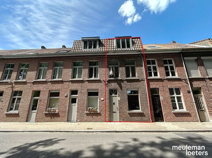 Aan de rand van het historische Brugge tussen de Gentpoort en de Katelijnepoort vindt u deze gerenoveerde instapklare stadswoning.&lt;br /&gt;
De ligging va