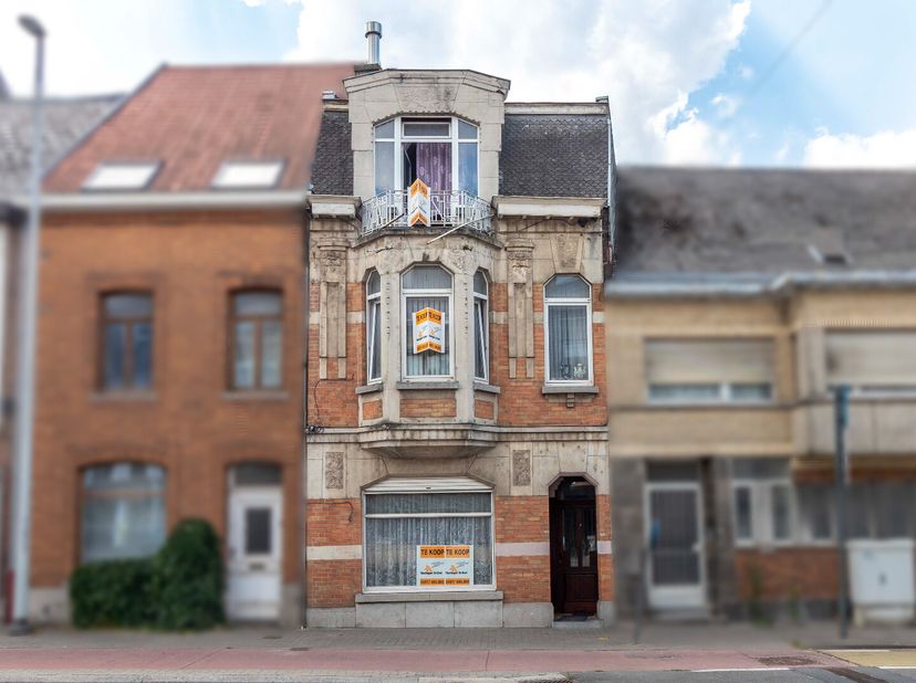 9400 Ninove, Brusselstraat 101 - 103. Deze zeer ruime woning omvat drie bouwlagen met elk hun eigen aansluitingen. De oppervlakte is zeer groot (de ee