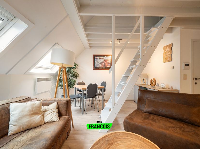 Situé dans le quartier animé de Distellaan 14 à Westende, ce charmant appartement en duplex au troisième étage est un choix idéal pour ceux qui recher