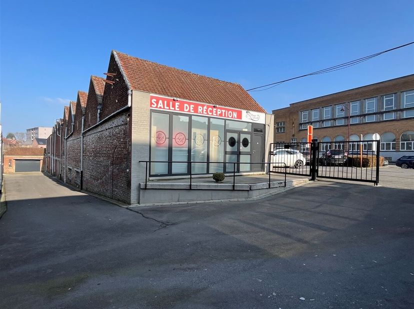 Ensemble immobilier érigé sur une parcelle de 14 ares 97 centiares, sis en plein Centre-Ville de Leuze-en-Hainaut ; à proximité de la gare et de toute