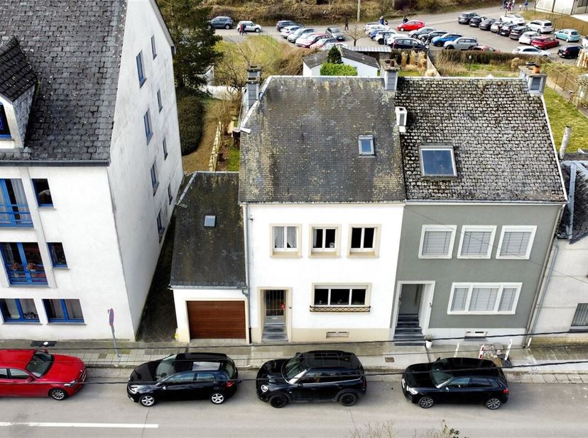 Julietimmo heeft het genoegen dit huis in het hart van Aarlen voor te stellen. Ideaal gelegen, niet ver van het station, het stadscentrum en de hoofdr