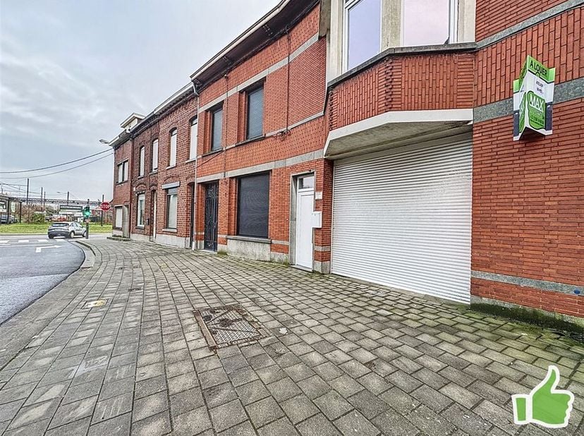 Grand garage / dépôt avec belle hauteur sous plafond, porte motorisée, élec et eau. &lt;br /&gt;
Libre au 01/06/2025