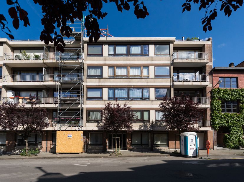SINT-PIETERS-WOLUWE, in een klein gebouw met lift aan de Gribaumontlaan, zeer dicht bij alle voorzieningen, prachtig PENTHOUSE van +/- 66m² gelegen op