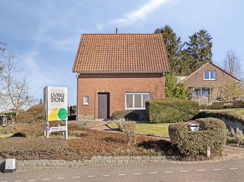 Deze te renoveren eengezinswoning met 3 slaapkamers ligt aan de rand van de Dijlevallei, tegenover natuurreservaat &quot;De Doode Bemde&quot; en tussen Meerdaal