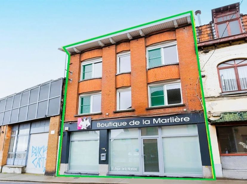 Situé dans une rue commerçante et à deux pas du centre, cet immeuble mixte se distingue par ses multiples atouts :&lt;br /&gt;
Au rez-de-chaussée, une parti