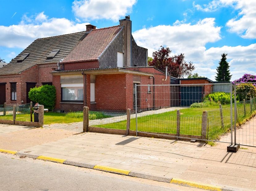 Dit betreft een te renoveren woning / bouwgrond, rustig gelegen net buiten de dorpskern doch vlakbij alle faciliteiten. &lt;br /&gt;
De straatbreedte van 14