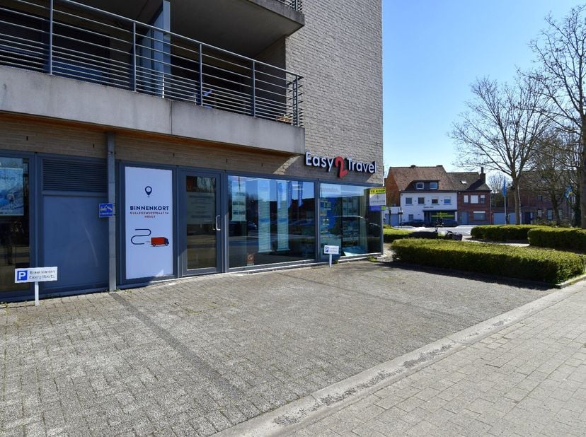 Dit centraal gelegen hoekpand op de kruising van de Schuttershoflaan en de Koningin Fabiolastraat in Gullegem biedt een unieke kans voor ondernemers d