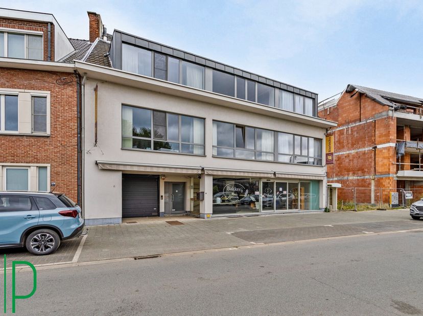 Handelspand, 3 duplex appartementen en een aangrenzende bouwgrond op een TOPlocatie aan het levendige Astridplein in Grobbendonk.&lt;br /&gt;
Het gelijkvloe