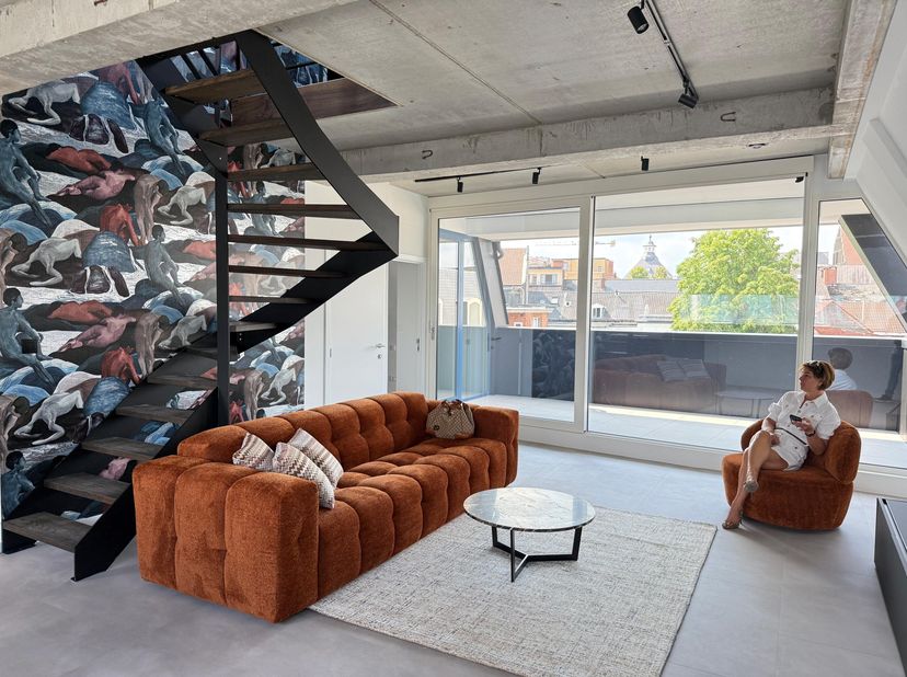 TOP INGERICHTE EN GEMEUBELDE PENTHOUSE &lt;br /&gt;
Midden in centrum van Hasselt - Molenpoortplein - zicht op kanaalkom en Blauwe Boulvard.&lt;br /&gt;
&lt;br /&gt;
De