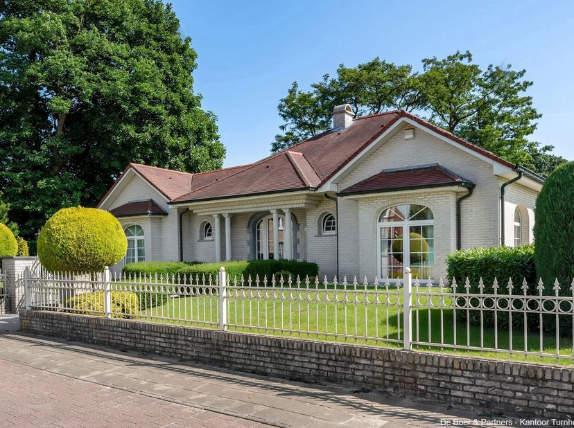Zeer mooi gelegen villa met o.a. 3 slaapkamers, 2 badkamers, keuken, ruime leefruimtes, ondergrondse keldergarage, tuinhuis, bijgebouw, zolder, aangel