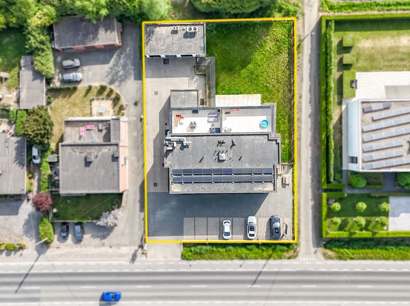 Uniek opbrengsteigendom met 2 appartementen, 2 handelspanden, atelier, conciërgewoning 3 garages en parkeergelegenheid (10 wagens)&lt;br /&gt;
Bent u op zoe
