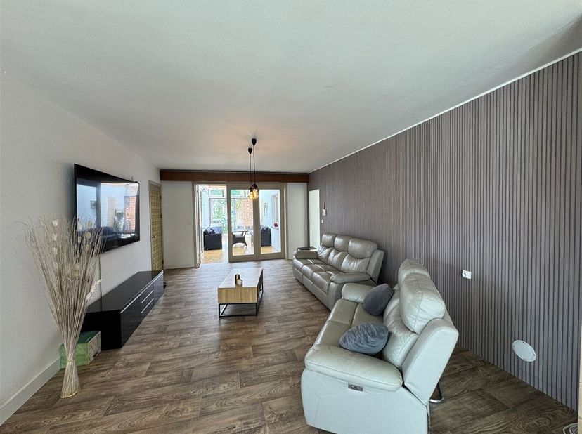 Superbe maison d&#039;architecte, récemment rénovée, sise à proximité du centre de Péruwelz et ses commodités. &lt;br /&gt;
Cette habitation de +- 230m², érigée