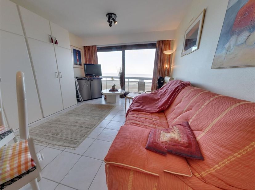 À vendre : studio au 8e étage de la résidence Ster der Zee, situé directement sur la digue de Westende. Profitez dune vue mer frontale à couper le sou