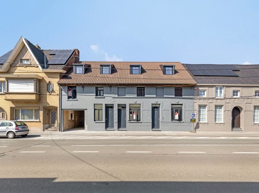 Vraagprijs 215.000 euro!&lt;br /&gt;
&lt;br /&gt;
Dit volledige gerenoveerde, instapklare GELIJKVLOERSE appartement is centraal gelegen langs de Kortrijkseweg in