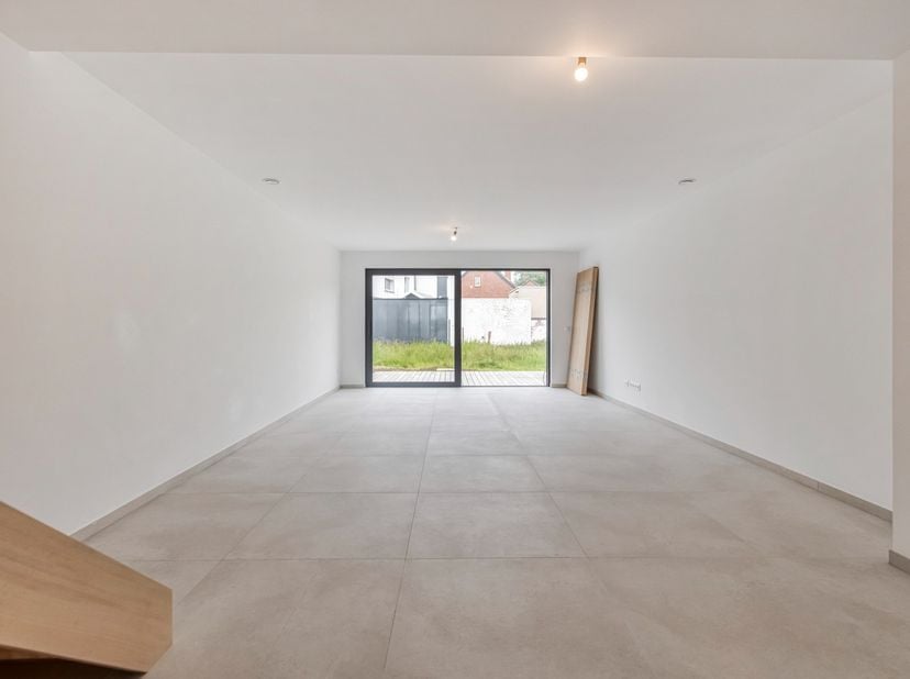 Moderne woning, gelegen in het centrum met alle voorzieningen (ziekenhuis, winkels, scholen, ...) in de onmiddellijke nabijheid en een perfecte ontslu