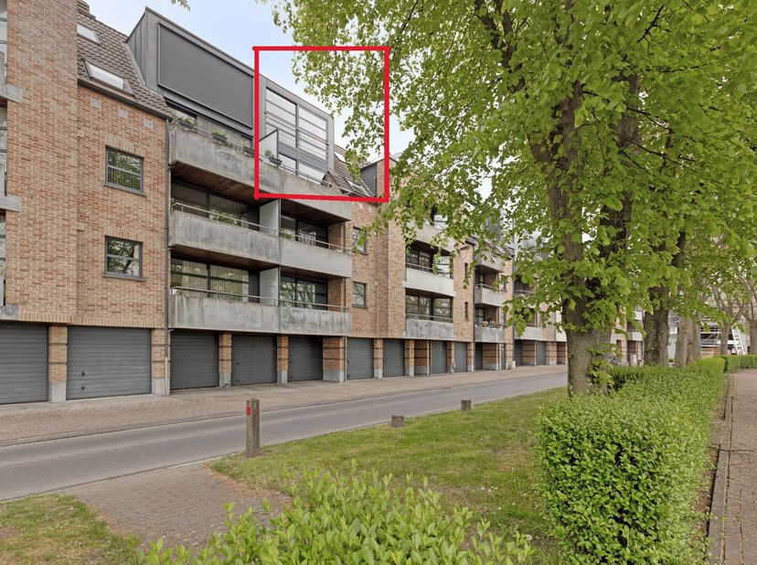 Op een toplocatie in het historische centrum van Ninove met zicht op een prachtig park situeert zich dit uitzonderlijk duplex appartement. Door het aa