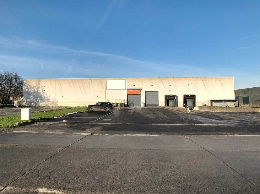 Recent bedrijfsgebouw - magazijn/opslagplaats van ca. 6.000m² op ca. 10.137m²grond, gelegen in industriezone te Ardooie.&lt;br /&gt;
Specificaties:&lt;br /&gt;
-