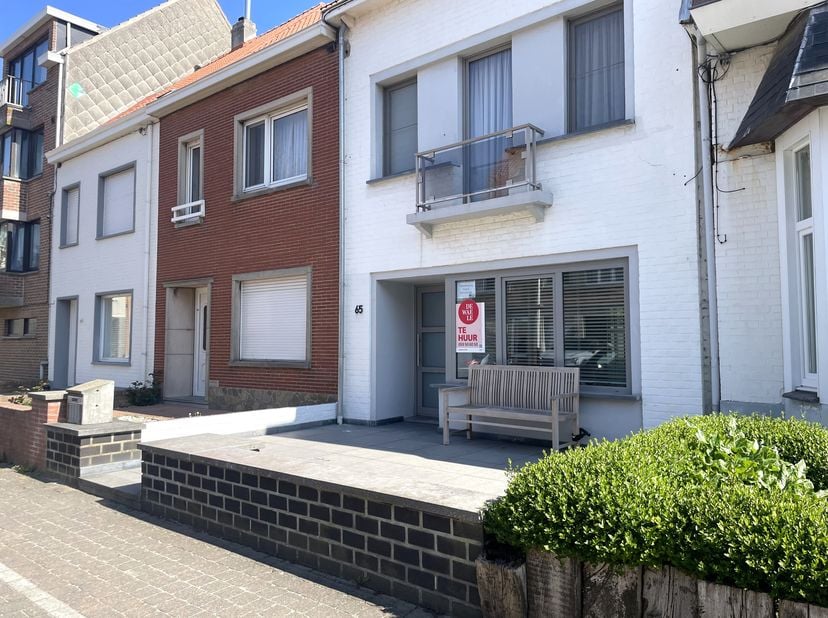 Dit volledig gerenoveerde en instapklare woning is gelegen in een rustige buurt nabij de zeedijk van Mariakerke  een topligging voor wie houdt van rus
