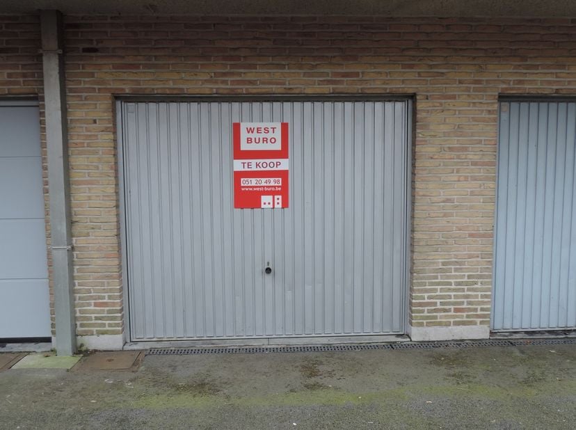 Afgesloten garage gelegen in de Lindenstraat, residentie De Linde, inkom 66 (achterste gebouw). Voorzien van een kantelpoort. Gelegen dichtbij de binn
