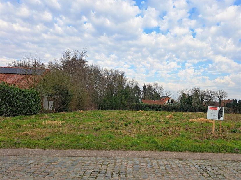 Ligging&lt;br /&gt;
Gelegen tussen Moerbeke en Klein Sinaai. &lt;br /&gt;
Dit stukje paradijs situeert zich aan de schilderachtige Oostvaart, omgeven door weelder