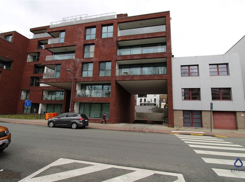 Deze ondergrondse parkeerplaats is gelegen in de Henri Dunantlaan 8, 9000 Gent. De parking is zeer makkelijk toegankelijk met een grote ingang en poor