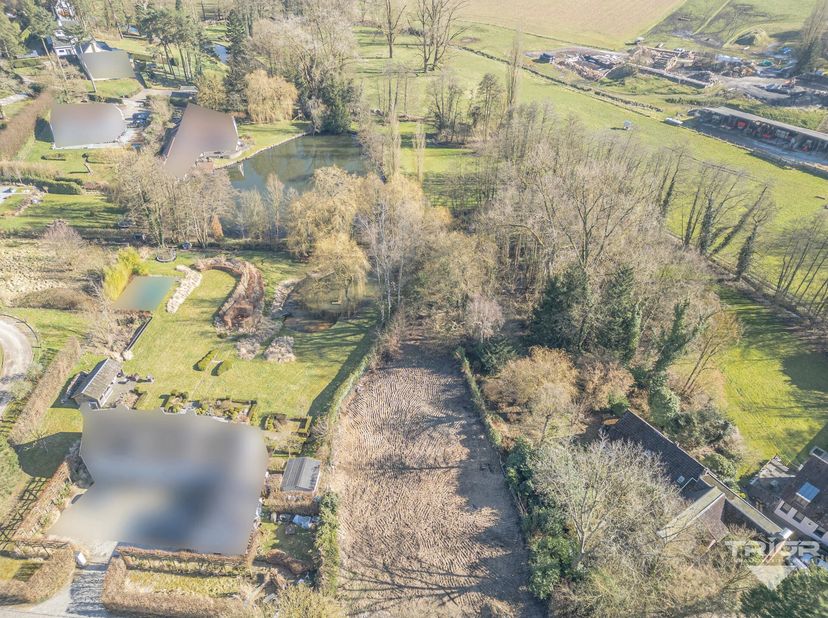 Superbe parcelle de terrain à bâtir nichée au cur de la prestigieuse &quot;Vallée du Smohain&quot; à Ohain. Cet environnement résidentiel exclusif allie calme e