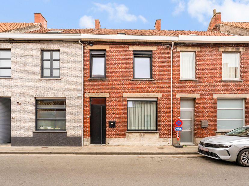 Knusse woning te koop in Wevelgem!&lt;br /&gt;
Via de inkomhal komen we in de gezellige leefruimte met eet- en zithoek. Verder is er een droge kelder die re