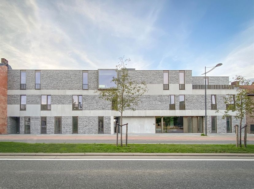 Modern instapklaar twee slaapkamerappartement, centraal gelegen in het hartje van Riemst. Dankzij de centrale ligging zijn omliggende steden zoals Ton