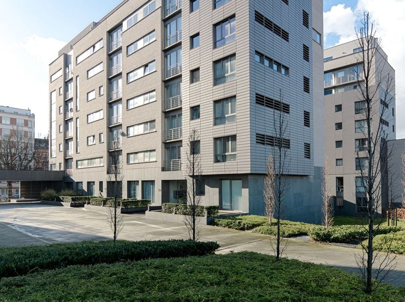 Lumineux appartement de 100 m² + terrasse situé au 7ème étage de l&#039;immeuble, construit en 2008, offre à ses résidents toutes les commodités de confort